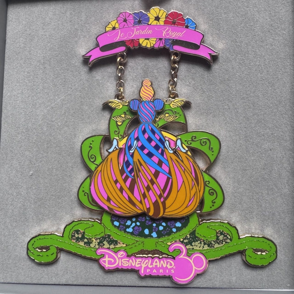 Cinderella Le Gardin Royal Dangle Jumbo Pin