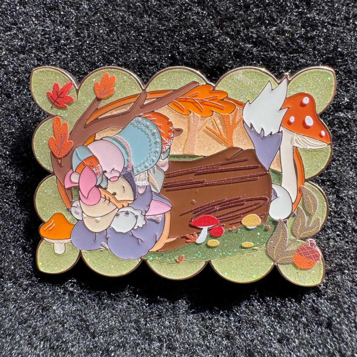 Tigger & Piglet Winnie the Pooh and Friends Autumn Mystery Pin