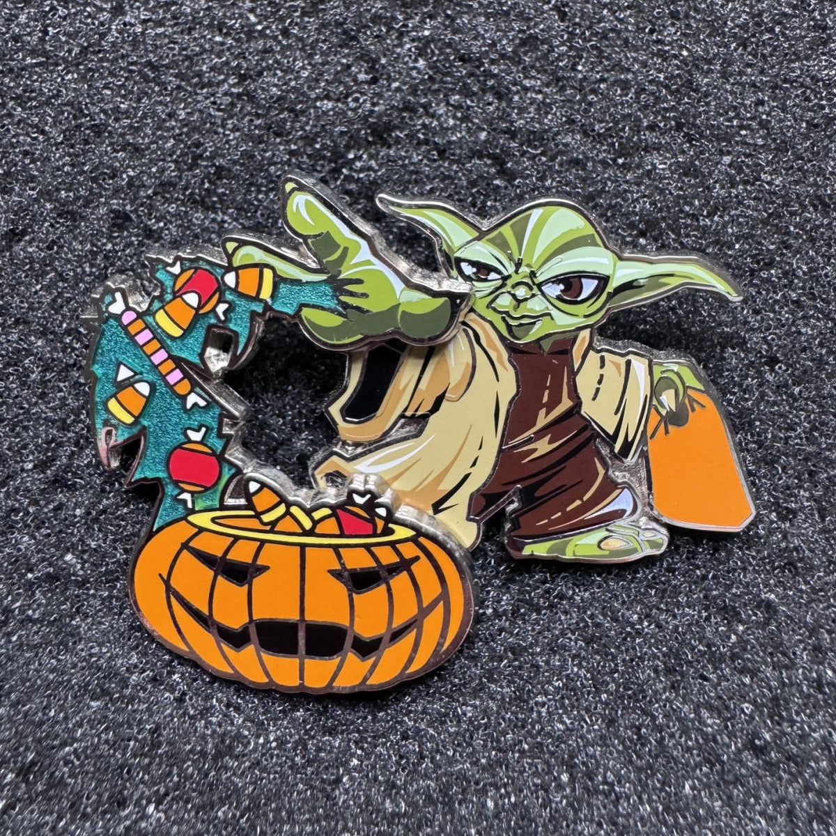 Yoda Happy Halloween Star Wars Pin