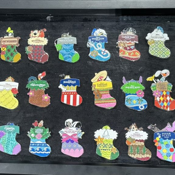 Disney Holiday 2022 Gift Card Pins - Disney Pins Blog